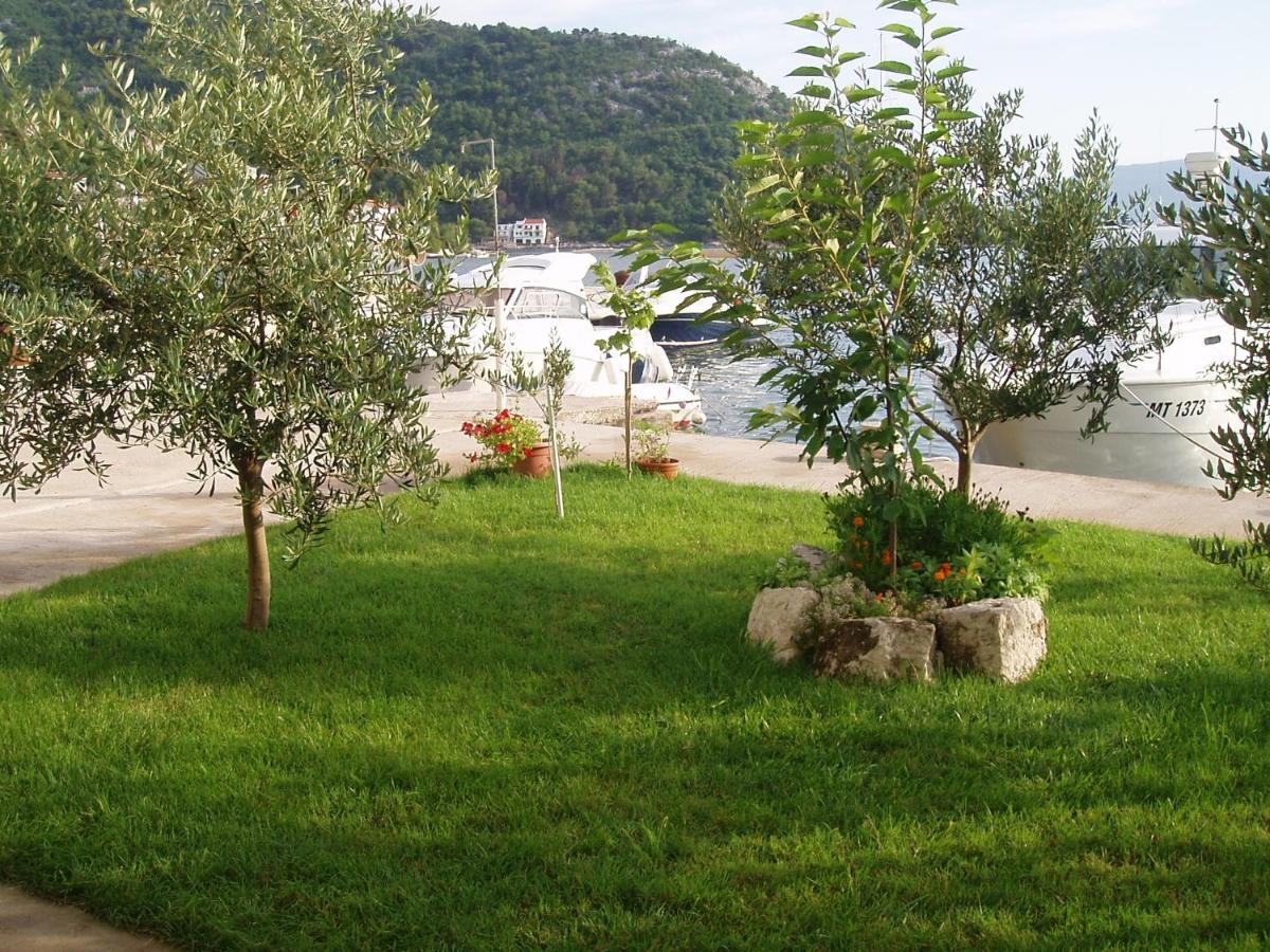 Apartments By The Sea Blace, Neretva Delta - Usce Neretve - 16068 Экстерьер фото